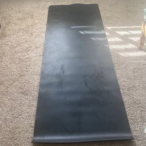 Extra long Lululemon yoga mat. Black.